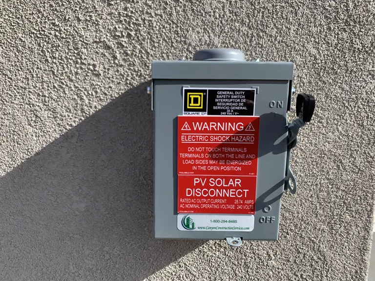 PV solar disconnect safety switch